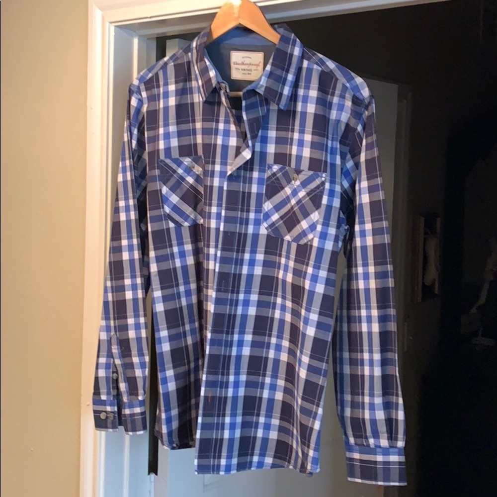 Long sleeve. Button up.